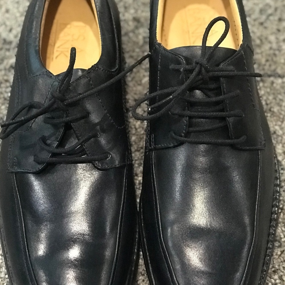 Jos. A. Bank, Travelers Collection Shoe. Size 9 1/2 D. Black Leather Exterior.